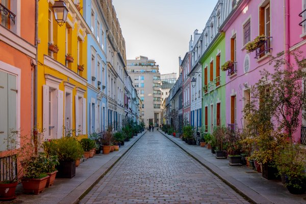 Bunte Häuserzeile in Paris