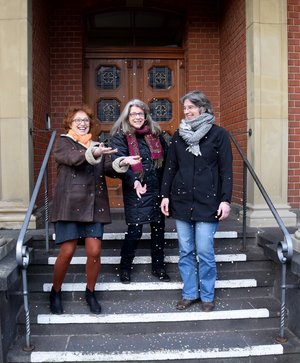 Konfetti-Aktion zu 100 Jahre Frauen-Wahlrecht vor dem Rheinbacher Rathaus