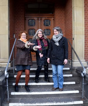 Konfetti-Aktion zu 100 Jahre Frauen-Wahlrecht vor dem Rheinbacher Rathaus