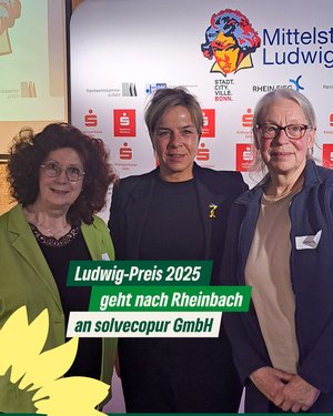NRW-Wirtschaftsministerin Mona Neubaur mit Margret Freund (Links) und Heike Gerdes (Rechts) aus dem Vorstand des GRÜNEN OVs Rheinbach